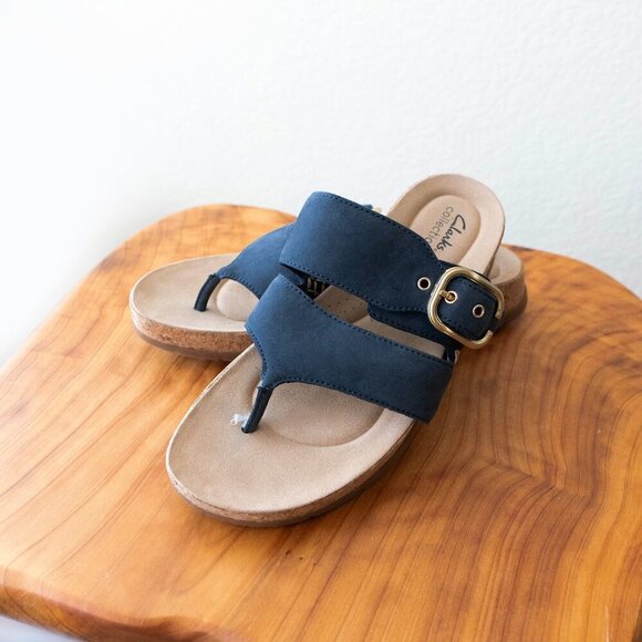 *NWOT!* CLARKS REILEIGH PARK SANDAL SZ 9.5 NAVY BLUE & GOLD DOUBLE STRAP THONG - Picture 1 of 8